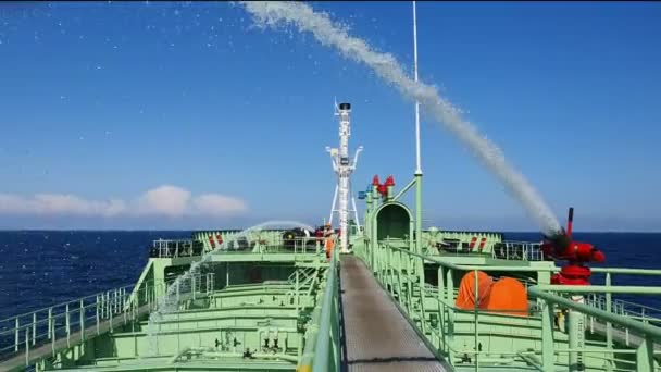 Travailleur maritime lave le pont avec vue à distance sur l'eau — Video