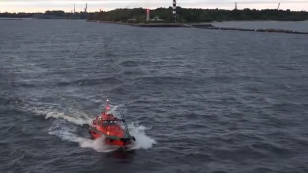 Röd pilot motorbåt följer tankfartyg Onyx segling för att plundra — Stockvideo