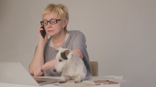 Mujer mayor discute proyecto importante hablando por teléfono — Vídeos de Stock