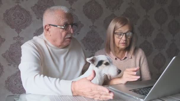 Літній чоловік тримає смішного собаку, що сидить білявою дружиною крупним планом — стокове відео