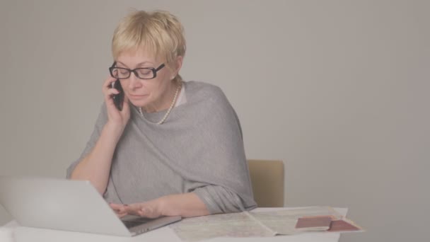 Зрелая деловая женщина делает важный звонок с помощью смартфона — стоковое видео