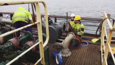 Natig Aliev tanker mürettebatı yakıt göstergesini tamir ediyor.