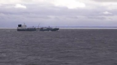 Petrol tankeri Skagen limanına giden siyah gemiyi geçti