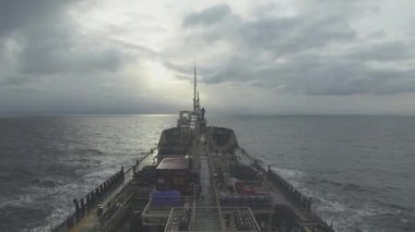 Teknisyen silueti vinç onarımını tamamladı