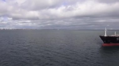 Petrol tankeri nakliye için gemiye yaklaşıyor.