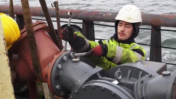 Natig Aliev marin citerne complète le réglage de la jauge de carburant — Video