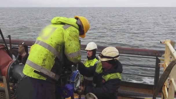 Natig Aliev tanker mekaniği yakıt göstergesi kapama vanasını ayarladı — Stok video