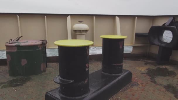 Black mooring bollards on brown metal oil tanker buritan — Stok Video