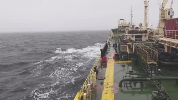 Natig Aliev oljetanker in tät dimma linje och storm — Stockvideo