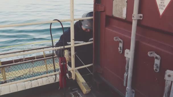 Танкерний слюсар проводить електрозварювальні роботи на борту — стокове відео