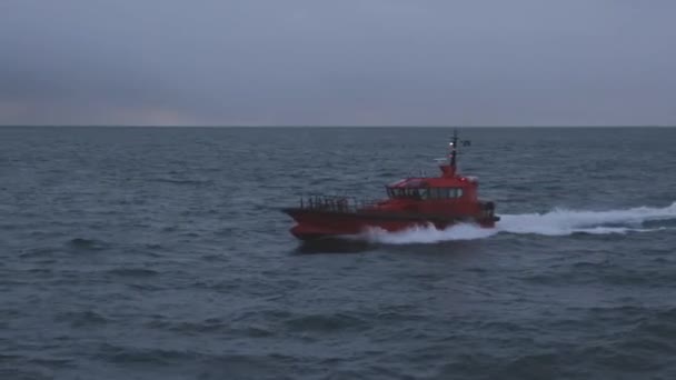 タンカーに近づくデンマークのスカーゲン港帆のパイロットボート — ストック動画