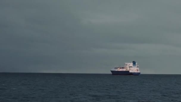 Tankers op inval in de Deense haven van Skagen tegen de avondhemel — Stockvideo