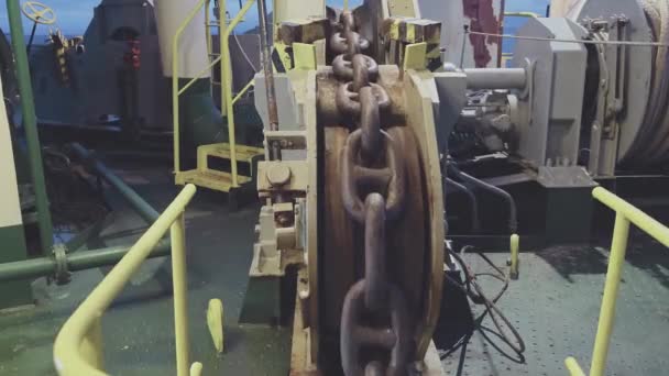 Промышленный механизм на танкере Натига Алиева сбрасывает якорь — стоковое видео