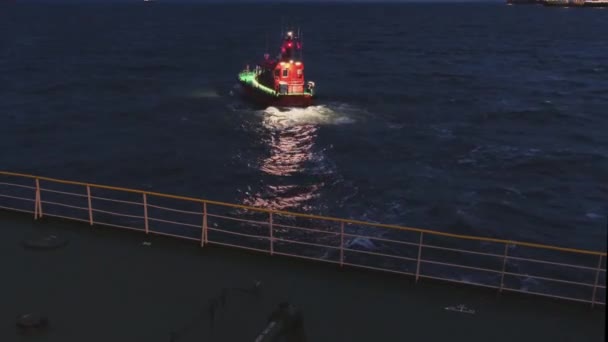 Liten lotsbåt avgår från stora Natig Alliev tankfartyg — Stockvideo