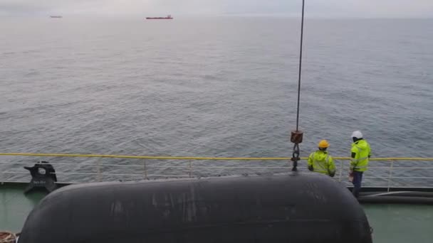 Erkekler Natig Aliev tankerinde Danimarka limanı Skagen 'e akın ediyor — Stok video