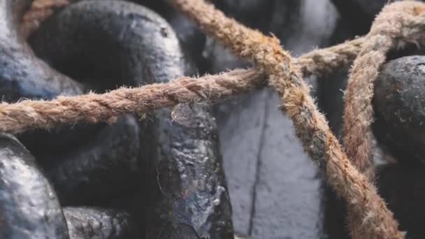 Catena di ancoraggio per autocisterne in metallo pesante e fune di ormeggio cavo — Video Stock