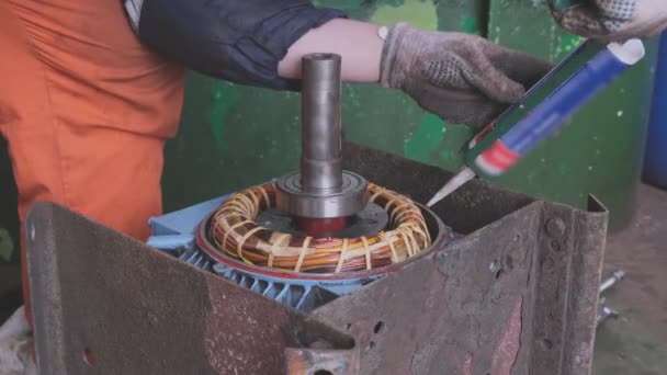 Homme mains dans les gants réparer treuil moteur électrique sur pétrolier — Video