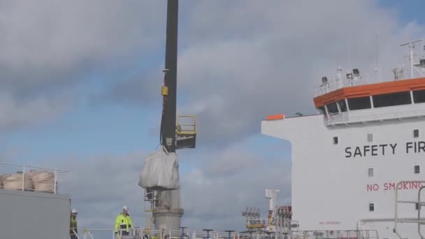 Mænd udfører rigning operationer med last på Rina tankskib – Stock-video