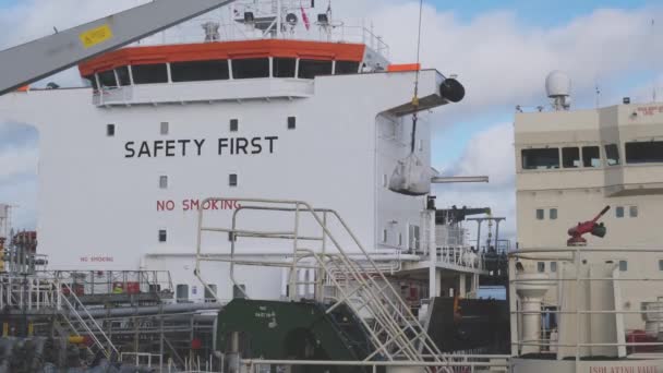Manœuvres de gréement de pétrolier Rina avec une cargaison lourde par grues — Video