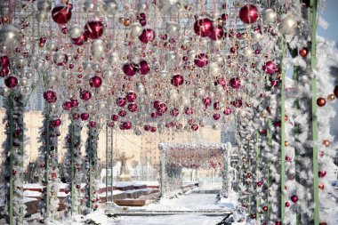 Şehir Parkı parlak tinsel ve Noel süsleri topları bir tünel şeklinde yapılmış bir yeni yıl dekorasyon.