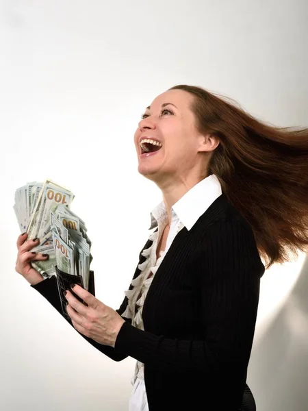 非常快乐 美丽的女人是快乐和微笑的运气 持有很多钱 100 美元钞票 头发正在发展 白色背景肖像 — 图库照片