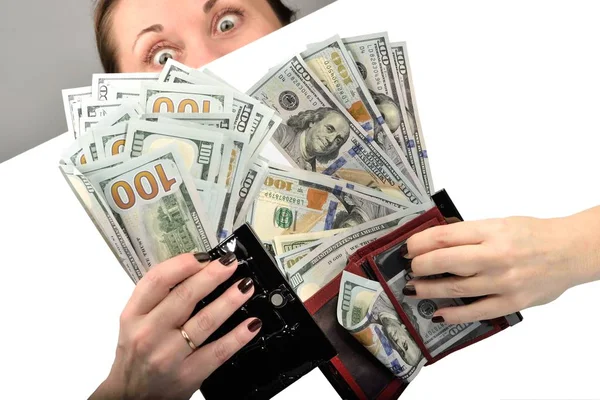 在这个背景下 两个女人的手指甲拿着一大笔钱的钞票 从上面的女人的眼睛提高他们的眉毛强烈的钞票欲望 — 图库照片
