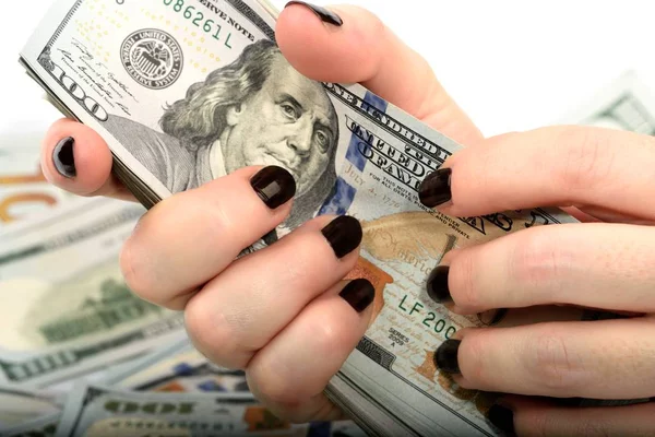 Close Van Vrouwelijke Handen Met Manicure Houden Geld Honderd Dollarbiljetten — Stockfoto