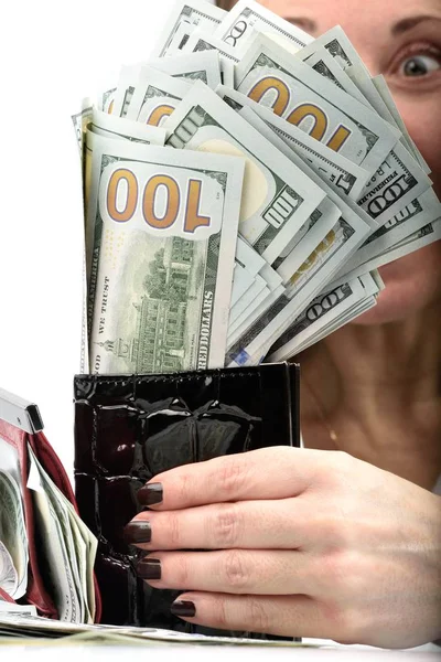 女性手指甲和脸和眼睛的特写与惊喜和欲望在他们的钱包里看了很多百美元钞票 — 图库照片