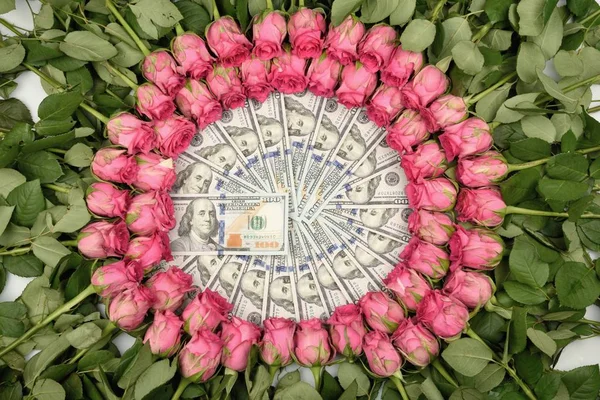 Een Gift Voor Vakantie Aangelegd Rond Roze Prachtige Rozen Bloemen Rechtenvrije Stockfoto's