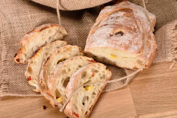 Chleb Pszenny Pokroić Kawałki Leży Płótnie Drewnianym Stołem Gotowy Jedzenia — Zdjęcie stockowe