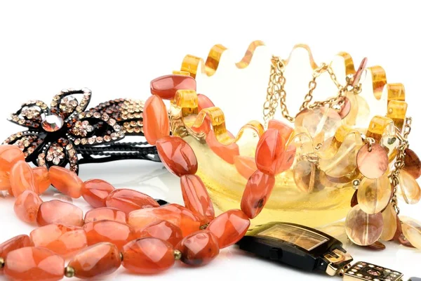 Haarspelden Haarspelden Vrouwelijke Amber Gouden Ketting Objecten Een Glas Gele — Stockfoto