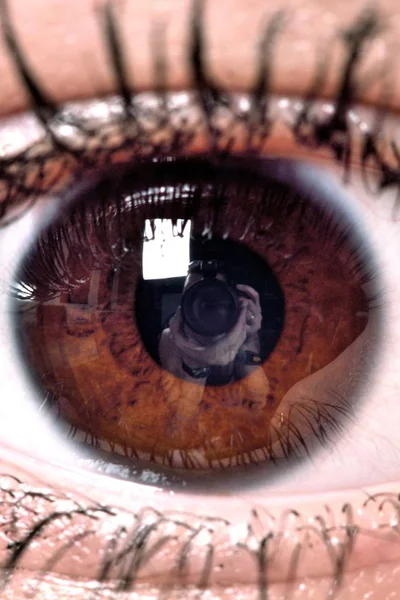カメラとカメラマンの瞳孔の反射と女子オープン瞳 — ストック写真