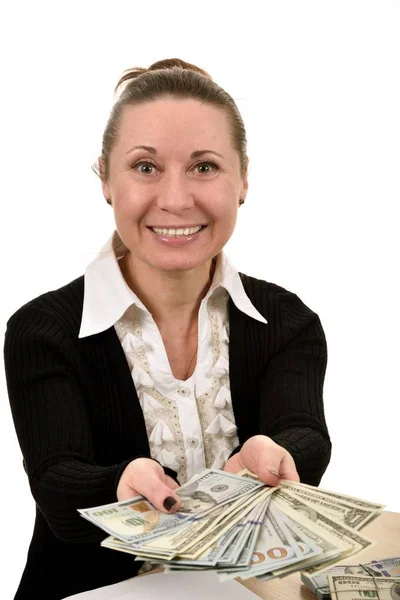白色背景上的肖像微笑中年女性会计坐在桌子上 显示在许多100美元钞票的手中 — 图库照片