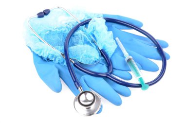 Tedavi için bir beyaz arka plan tıbbi nesnelerde: steteskop, mavi lateks eldiven, doktorun kap, enjeksiyon şırınga