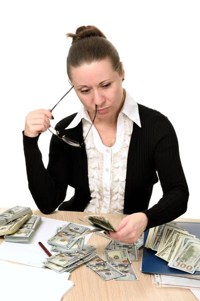 妇女职业中年会计坐在桌子 在手眼镜和计数很多钱一捆百元钞票 — 图库照片