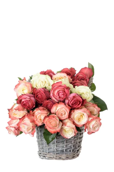 흰색에 장미의 화려한 분홍색과 신선한 핸들과 바구니에 꽃다발 — 스톡 사진