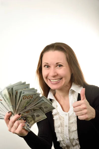 很开心 中年女人举起你的拇指 微笑着祝好运 拿着很多钱 100 美元钞票 头发正在发展 白色背景肖像 — 图库照片