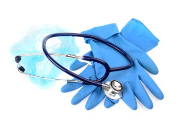 Tedavi için bir beyaz arka plan tıbbi nesnelerde: steteskop, mavi lateks eldiven, doktorun kap.