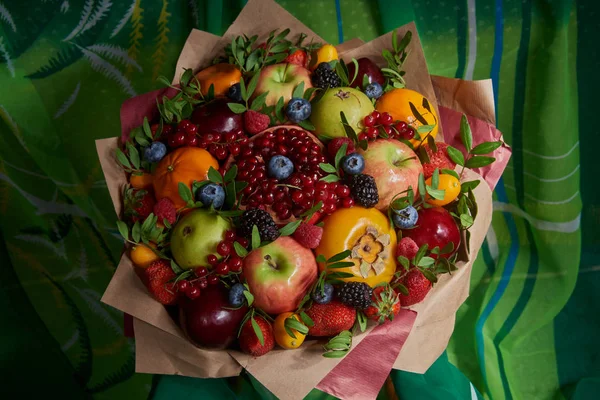 Läcker Bukett Friska Vitaminfrukter Och Bär Jordgubbar Granatäpplen Vinbär Persimon Stockfoto
