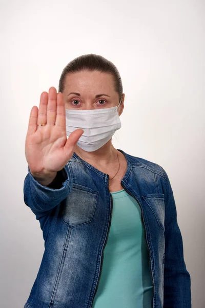 Frau Medizinischer Schutzmaske Hebt Handfläche Nach Vorn Und Verhindert Viruserkrankung — Stockfoto
