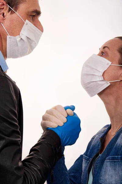 Ludzie Maskach Medycznych Komunikują Się Sobą Trzymają Się Ręce Rękawiczkach — Zdjęcie stockowe