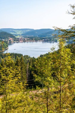 Bavyera, Almanya 'daki Kara Orman. Dağlarla, ormanlarla, göllerle ve büyüleyici ülkelerle el değmemiş doğa. Titisee Gölü.