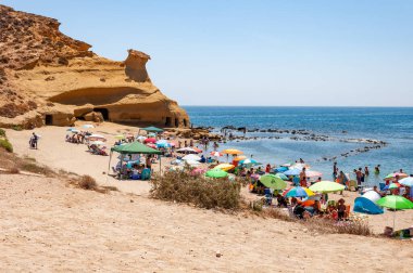 Akdeniz kıyısındaki Akdeniz kıyısındaki dört koyun koruma altındaki Aguilas, İspanya 'da bir turizm merkezi olan 