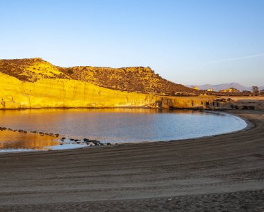 Aguilas, İspanya 'daki bir turizm merkezi olan Akdeniz kıyısındaki dört koydan oluşan koruma altındaki deniz parkı. Cala Cerrada.