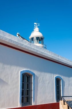 Altea 'daki Albir deniz feneri, İspanya' da bir turizm merkezi olan Costa Blanca 'nın Akdeniz kıyısında bir kasaba. Benidorm yakınlarında, Altea kasabası ve yakınlarındaki Albir tüm yıl boyunca fantastik bir deniz ikliminin tadını çıkarmaktadır..