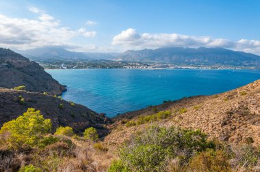 Altea, beyaz sahilde bir şehir, İspanya 'da bir turizm merkezi. Benidorm 'dan birkaç kilometre uzakta, Altea kasabası ve yakınındaki Albir tüm yıl boyunca fantastik bir deniz ikliminin tadını çıkarıyor..