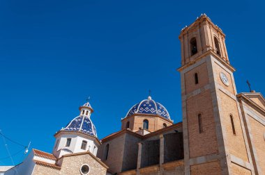Altea, beyaz sahil kasabası, İspanya 'da bir turizm merkezi. Konsolosun Bakiresi, burası Altea 'nın ana kilisesidir. Kosta Blanca' nın en iyi bilinen iki kubbesi mavi emaye seramikten yapılmıştır..