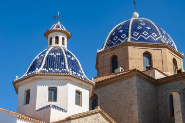 Altea, beyaz sahil kasabası, İspanya 'da bir turizm merkezi. Konsolosun Bakiresi, burası Altea 'nın ana kilisesidir. Kosta Blanca' nın en iyi bilinen iki kubbesi mavi emaye seramikten yapılmıştır..