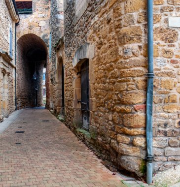Aquitaine, Fransa 'nın Dordogne-Perigord bölgesinde. Tepeye tünemiş tipik evleri olan ortaçağ köyü, çayırların ve kırsal alanların arasında.