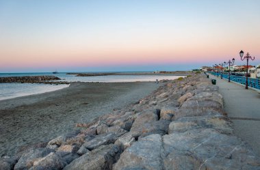 Saint Maries de la Mer Camargue, Fransa 'nın güneyinde su ve çayırlarla dolu, beyaz atlar, otlayan boğalar ve pembe flamingolarla ünlü bir bölge..
